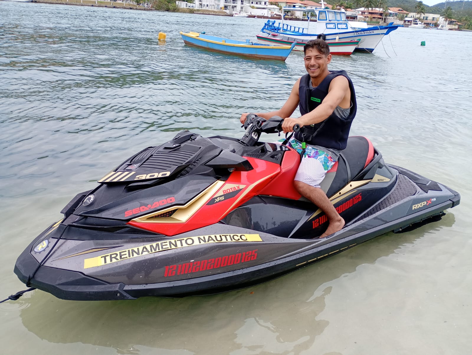 Embarcação no mar em Cabo Frio